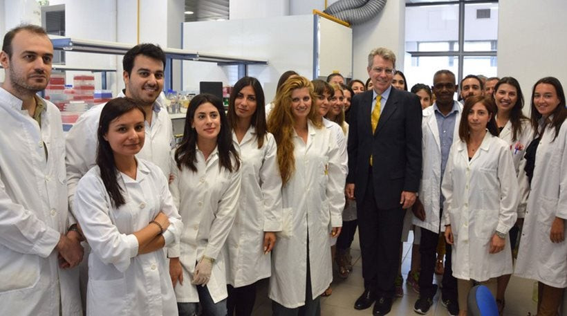 Τι είδε ο Αμερικανός πρέσβης στο εργαστήριο της Πάτρας;